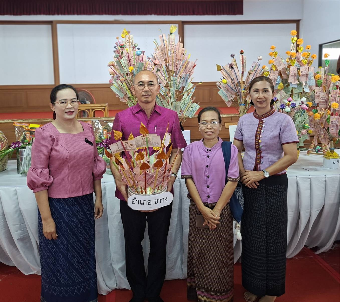 พช.เขาวง เข้าร่วมพิธีทอดผ้าป่าสมทบกองทุนพัฒนาเด็กชนบทในพระราชูปถัมภ์ สมเด็จพระเทพรัตนราชสุดาฯ สยามบรมราชกุมารี ประจำปี 2569 และมอบเมล็ดพันธุ์ถั่วฝักยาวสีม่วงสิรินธร