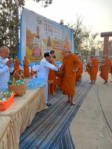 พช.เขาวง ร่วมพิธีทำบุญตักบาตร ถวายเป็นพระราชกุศลแด่พระบาทสมเด็จพระเจ้าอยู่หัว ณ วัดพระธาตุหมื่นหิน