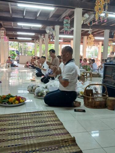 พช.เขาวง ร่วมทำบุญตักบาตร บุญประเพณี " บุญข้าวสาก " ประจำปี 2567